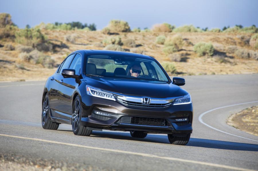  Honda Accord Touring 2016 года  (US) (фото 12 из 33)